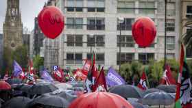 Manifestación convocada este miércoles en San Sebastián por UGT y CCOO / JAVIER ETXEZARRETA - EFE