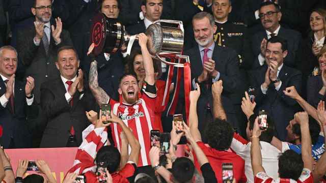 Iker Muniain levantando la Copa del Rey