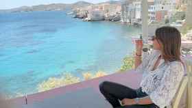 La escritora María José Solano, en Grecia, donde reconstruye los pasos del británico Leigh Fermor