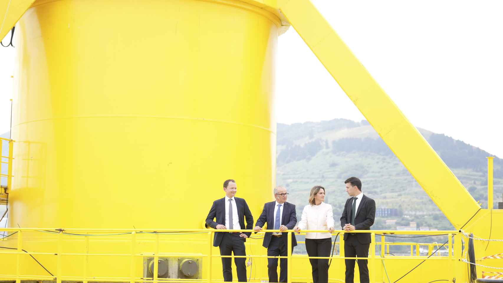 Javier Urgoiti, CEO de Saitec, y la ministra Teresa Ribera, ambos en el centro, en el 'bautismo' de Demosath en el Puerto de Bilbao / EP