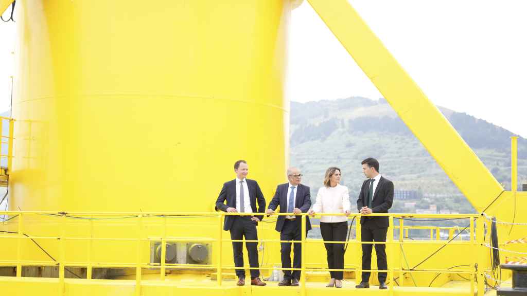 Javier Urgoiti, CEO de Saitec, y la ministra Teresa Ribera, ambos en el centro, en el 'bautismo' de Demosath en el Puerto de Bilbao / EP