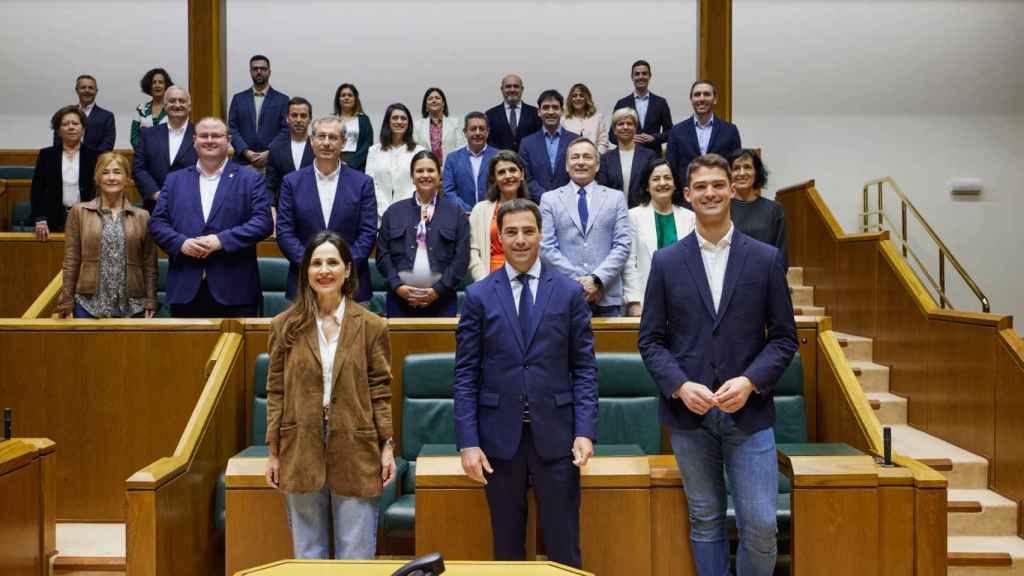 El candidato a lehendakari del PNV, Imanol Pradales, con los otros 26 parlamentarios jeltzales / EAJ-PNV
