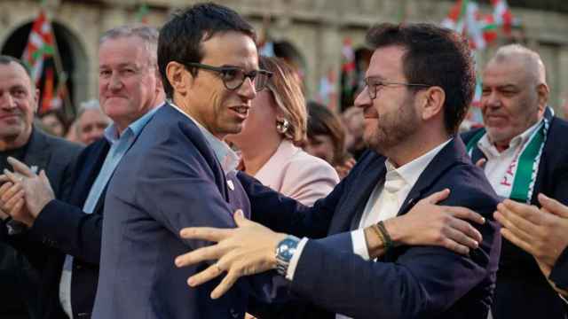 El candidato de EH Bildu en las elecciones vascas del 21-A, Pello Otxandiano, junto al candidato de ERC en las catalanas del 12-M, Pere Aragonès / EFE