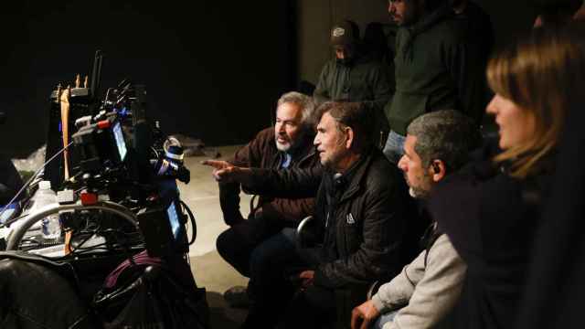 El director mexicano Luis Gabriel Beristáin (c), prepara una escena este miércoles en San Sebastián durante el rodaje de la película 'Ya no quedan junglas adonde regresar' / Juan Herrero - EFE