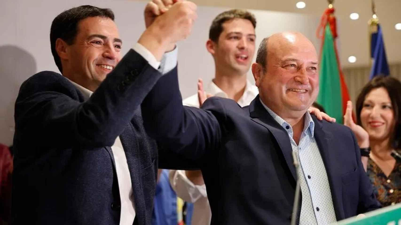 El candidato a lehendakari del PNV, Imanol Pradales y el presidente del PNV Andoni Ortuzar / LUIS TEJIDO - EFE