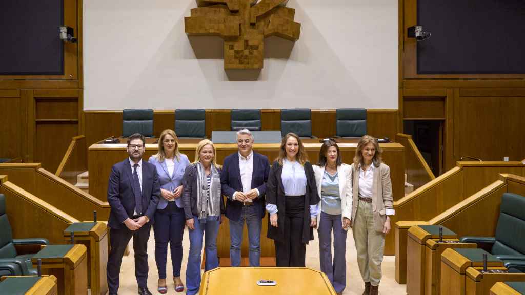 Los siete parlamentarios electos del PP posan en la Cámara vasca, una vez acreditados con su presidente, Javier de Andrés / Adrián Ruíz Hierro - PP