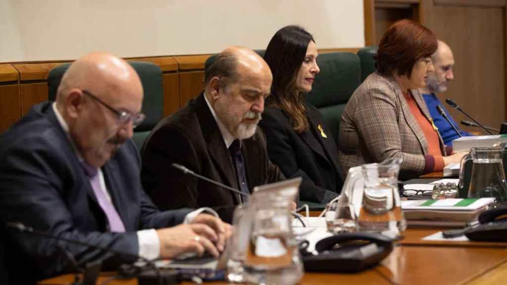 Los miembros de la Mesa del Parlamento durante un pleno / Eusko Legebiltzarra