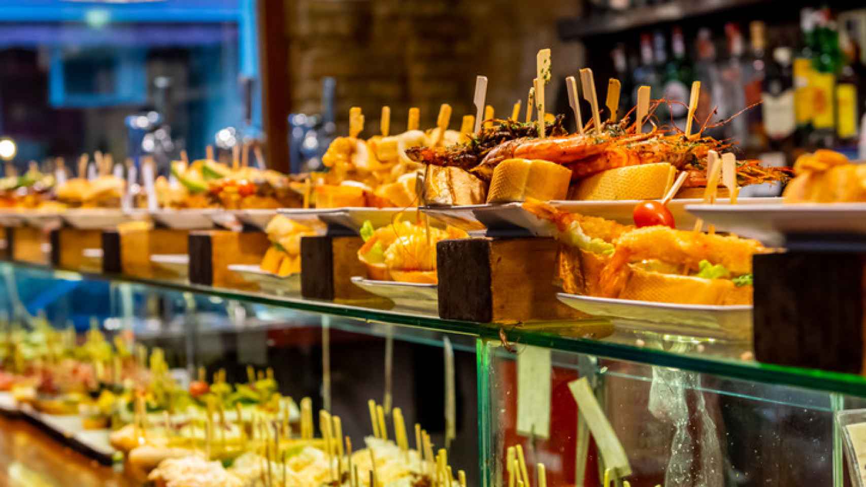 Unos pintxos en la barra de un bar, la seña de identidad de Euskadi.