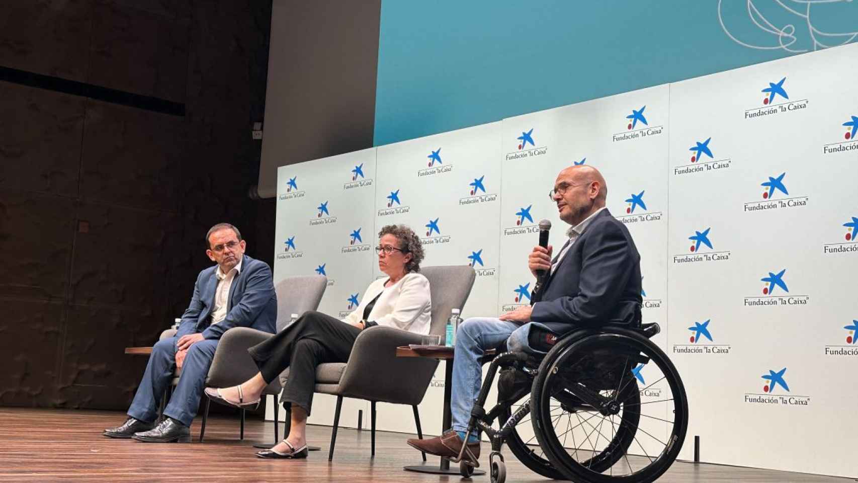 De izquierda a derecha: José Javier Verdasco, delegado territorial de la Fundación “la Caixa”; Alicia Campos, directora de la FEP, y Anxo Queiruga, presidente de Cocemfe