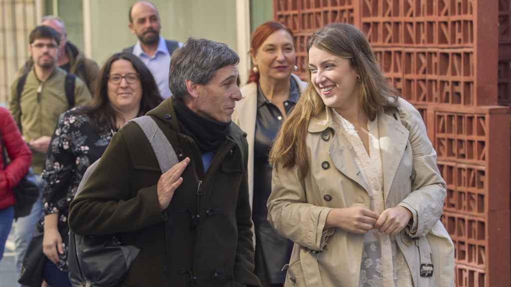 El parlamentario de Sumar, Jon Hernández y la candidata a lehendakari en el 21-A, Alba García, entran en el Parlamento Vasco / Adrián Ruiz-Hierro - EFE