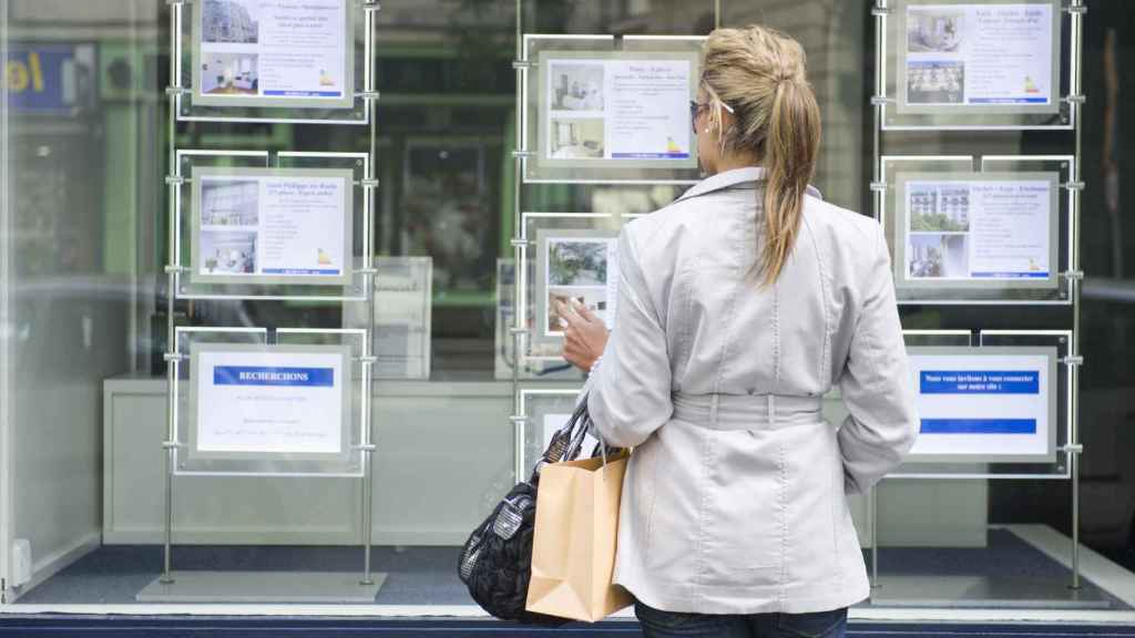 Una mujer frente a una inmobiliaria / GETTY IMAGES