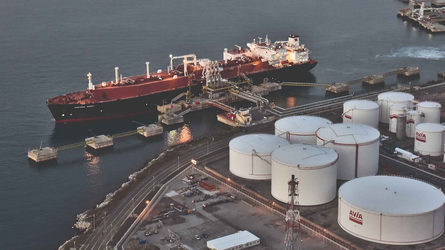 Un buque realizando una descarga en la zona del Puerto de Bilbao donde está ubicada Bahía Bizkaia Gas (BBG) / X