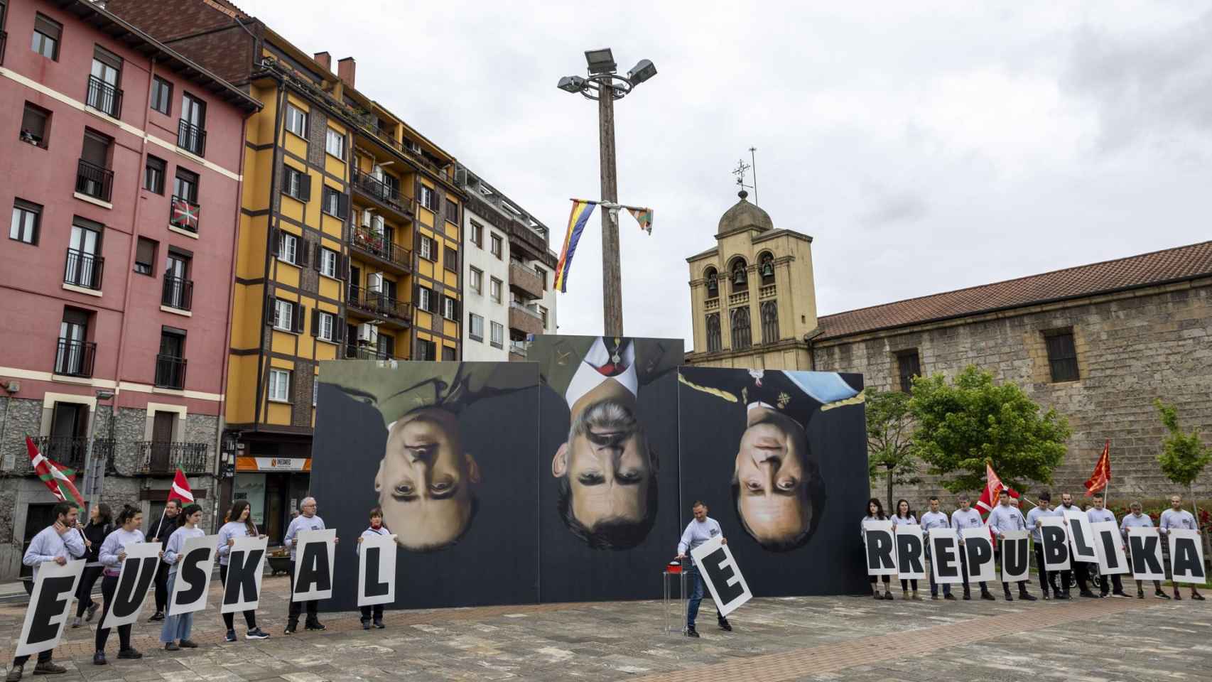 Sortu ha realizado una acción activista para denunciar la visita del rey Felipe VI a Euskadi, este martes, con motivo de la exposición '100 años de Eduardo Chillida con la Colección Telefónica'