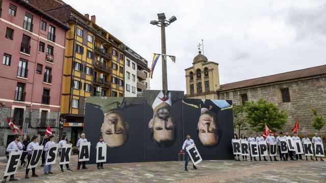 Sortu ha realizado una acción activista para denunciar la visita del rey Felipe VI a Euskadi, este martes, con motivo de la exposición '100 años de Eduardo Chillida con la Colección Telefónica'