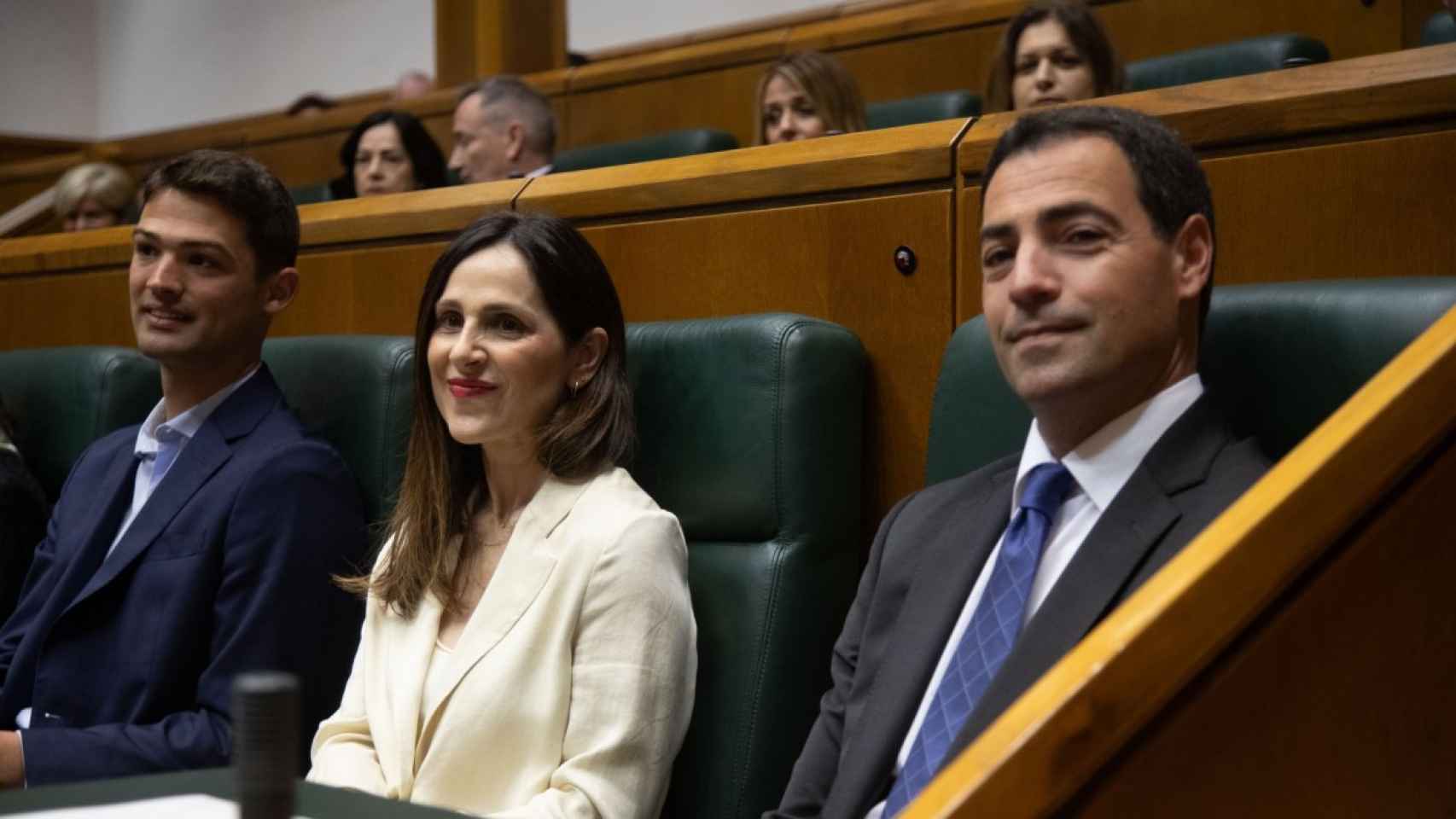 La presidenta del Parlamento vasco, Bakartxo Tejeria, junto al candidato a lehendakari, Imanol Pradales y el portavoz del grupo parlamentario, Joseba Díez Antxustegi / PNV