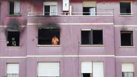 Cinco personas han resultados heridas, una por quemaduras en los brazos, en un incendio desatado esta mañana en un edificio del barrio de Artike, en Bermeo (Bizkaia), según ha informado el departamento vasco de Seguridad. EFE/ Miguel Toña