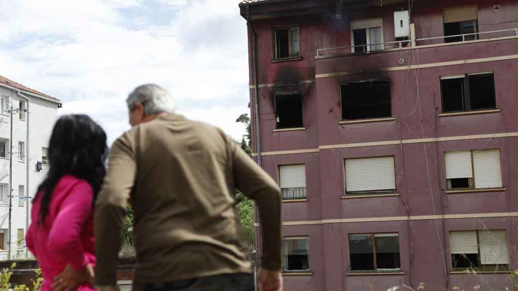 Cinco personas han resultados heridas, una por quemaduras en los brazos, en un incendio desatado esta mañana en un edificio del barrio de Artike, en Bermeo (Bizkaia), según ha informado el departamento vasco de Seguridad. EFE/ Miguel Toña