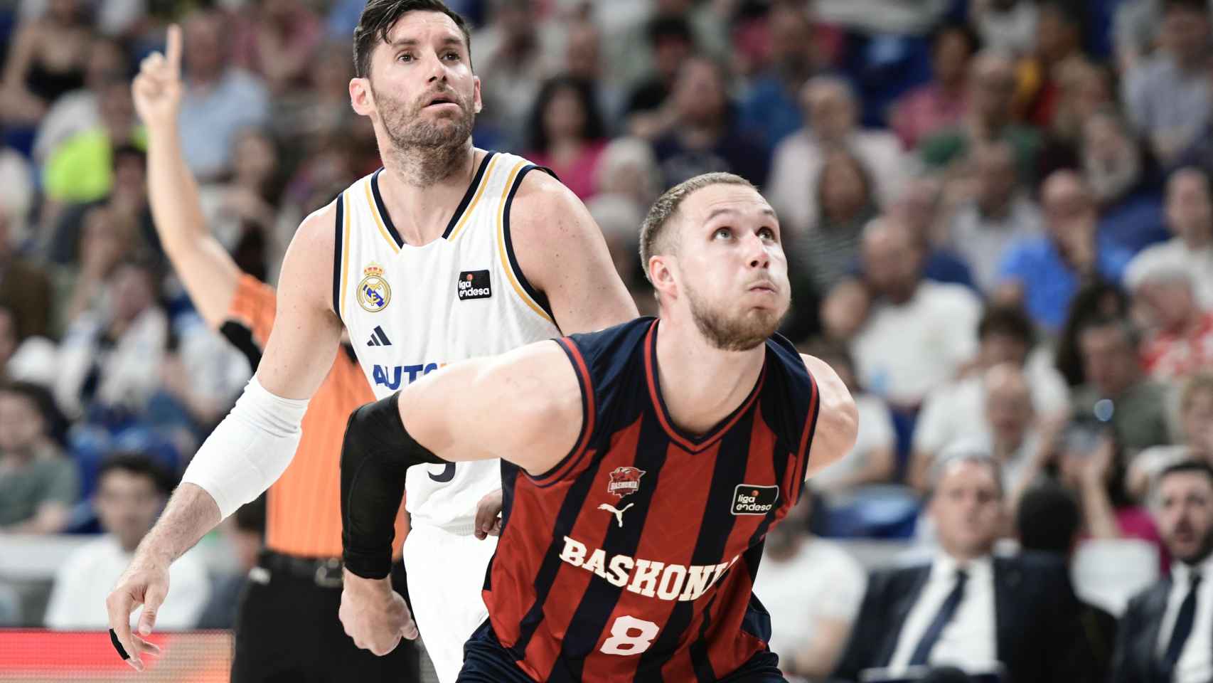 El ala-pívot del Baskonia Tadas Sedekerskis (d) durante el partido de Liga ACB entre Real Madrid y Baskonia / EFE