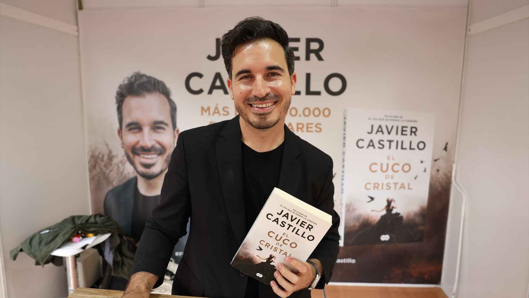 El escritor Javier Castillo, firma su novela El Cuco de Cristal en la Feria del Libro de Madrid 2023