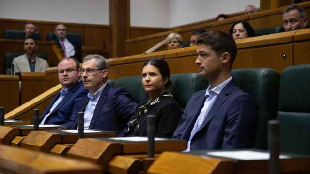 El portavoz del PNV en el Parlamento vasco, Joseba Díez Antxustegi, junto a otros miembros de su grupo / Legebiltzarra