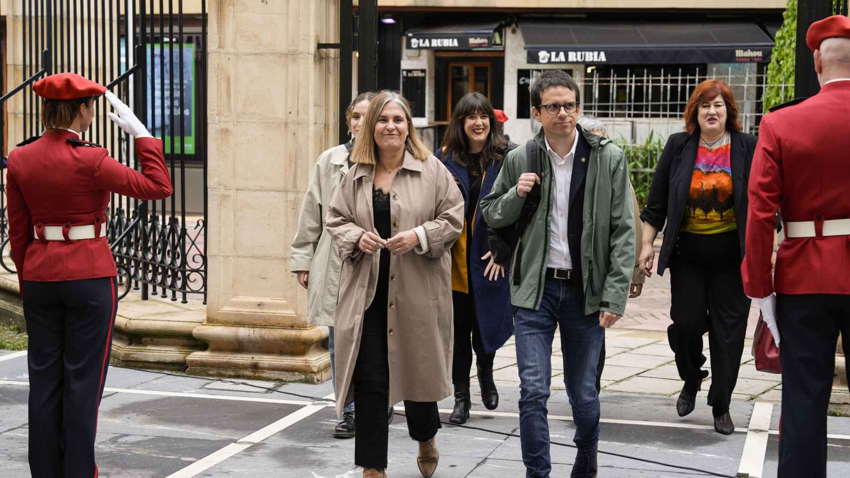 El presidente del grupo parlamentario de EH Bildu, Pello Otxandiano, y la portavoz, Nerea Kortajarena, entran en la Cámara de Vitoria / Legebiltzarra