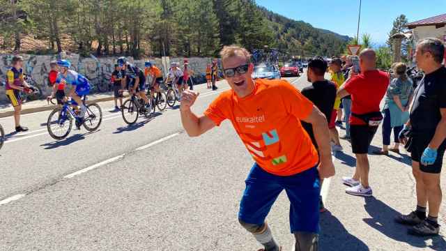 Meinrad Spenger, CEO de MásMóvil y ahora de MásOrange, con la camiseta de Euskaltel en una carrera ciclista / X