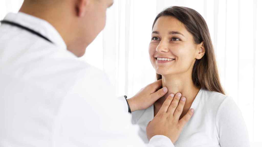 Un especialista examina el cuello de un paciente
