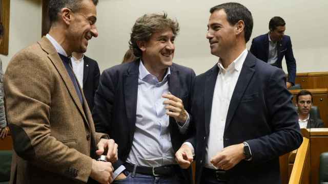 El candidato a lehendakari del PNV, Imanol Pradales, conversa con los socialistas Eneko Andueza y Ekain Rico, este jueves momentos antes del inicio del pleno del Parlamento vasco / Adrián Ruiz Hierro - EFE