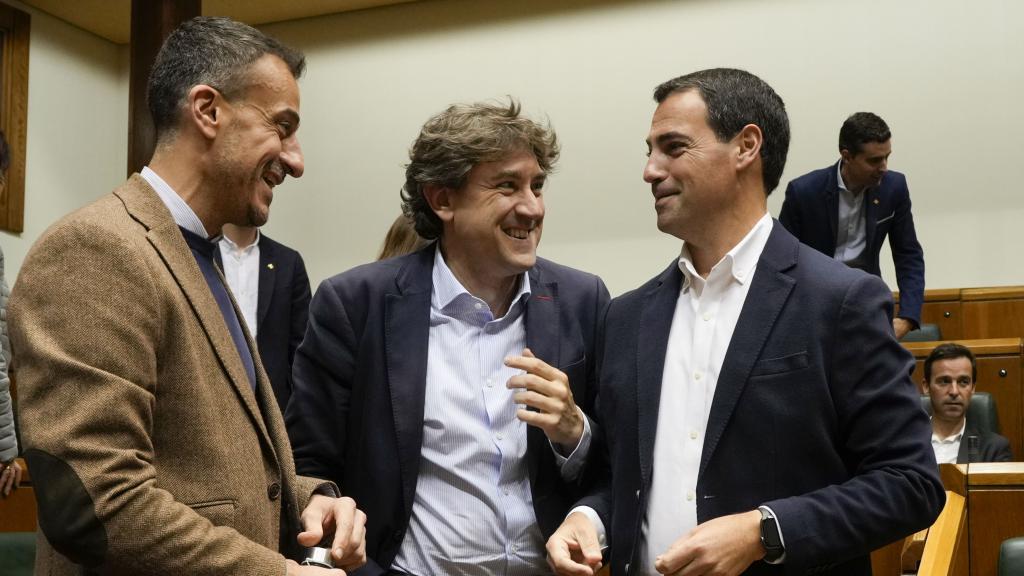 El candidato a lehendakari del PNV, Imanol Pradales, conversa con los socialistas Eneko Andueza y Ekain Rico, este jueves momentos antes del inicio del pleno del Parlamento vasco / Adrián Ruiz Hierro - EFE