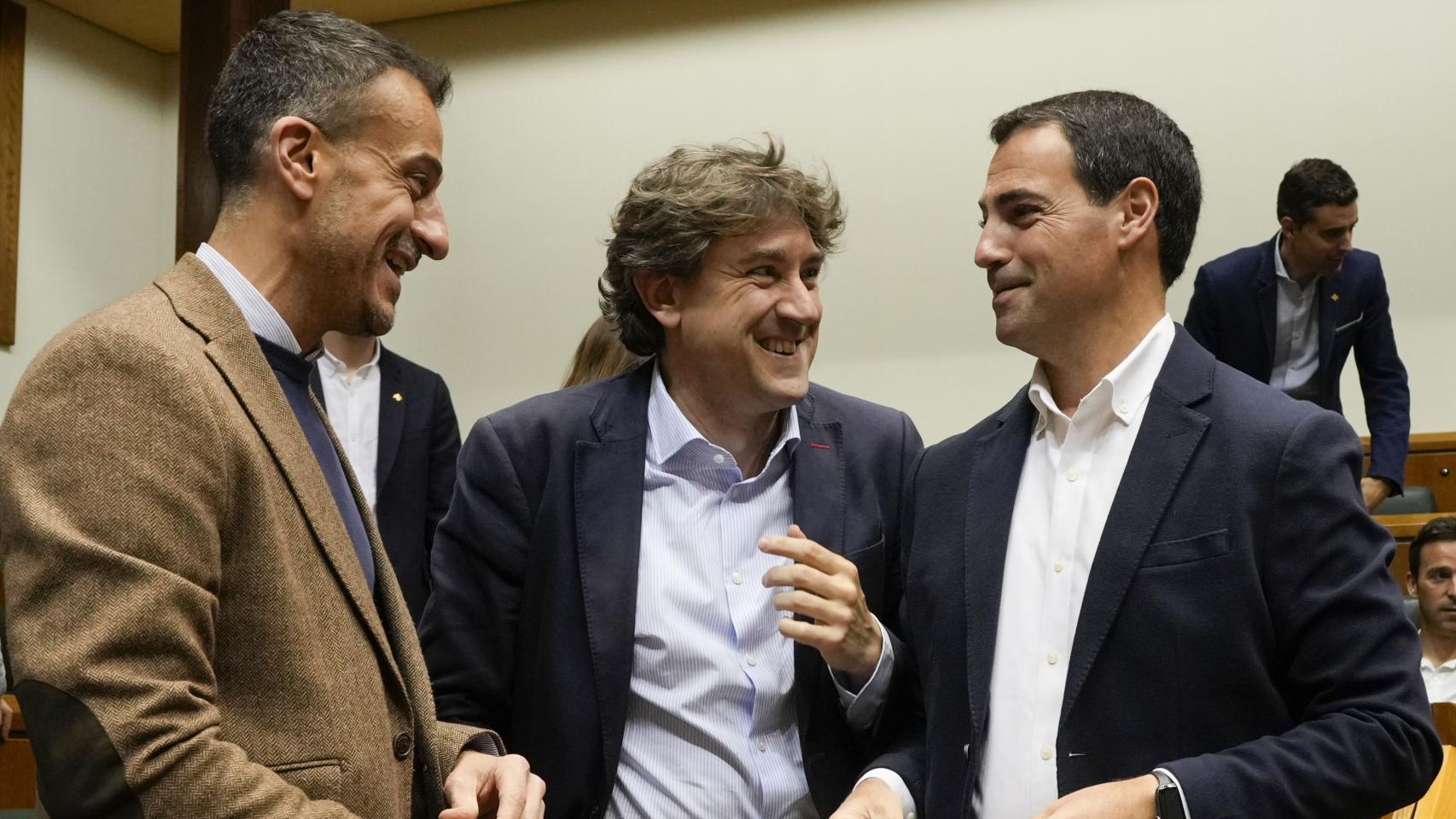 Imanol Pradales conversa con los socialistas Eneko Andueza y Ekain Rico en el Parlamento vasco / Adrián Ruiz Hierro - EFE