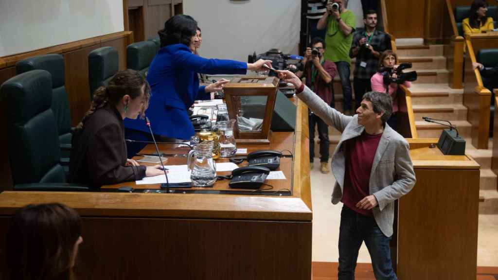 El parlamentario de Sumar, Jon Hernández Hidalgo, vota durante el pleno para elegir a la Mesa del Parlamento / Legebiltzarra