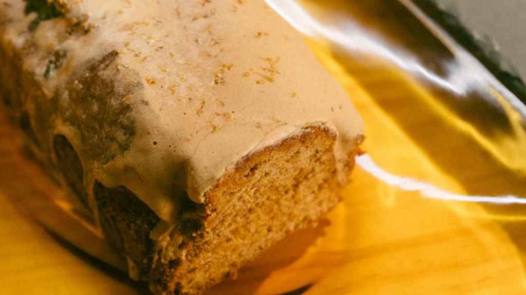 Bizcocho de limón con glaseado de Panela de la cafetería.