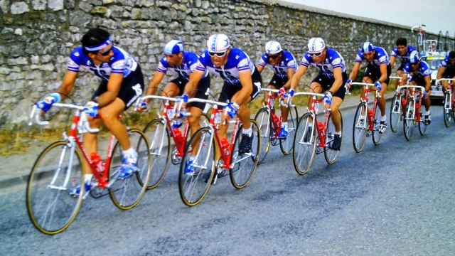 El equipo Reynolds (más tarde llamado Banesto), durante la crono por equipos del Tour 86 con Gorospe (cuarto) e Indurain, al fondo sin gorra.