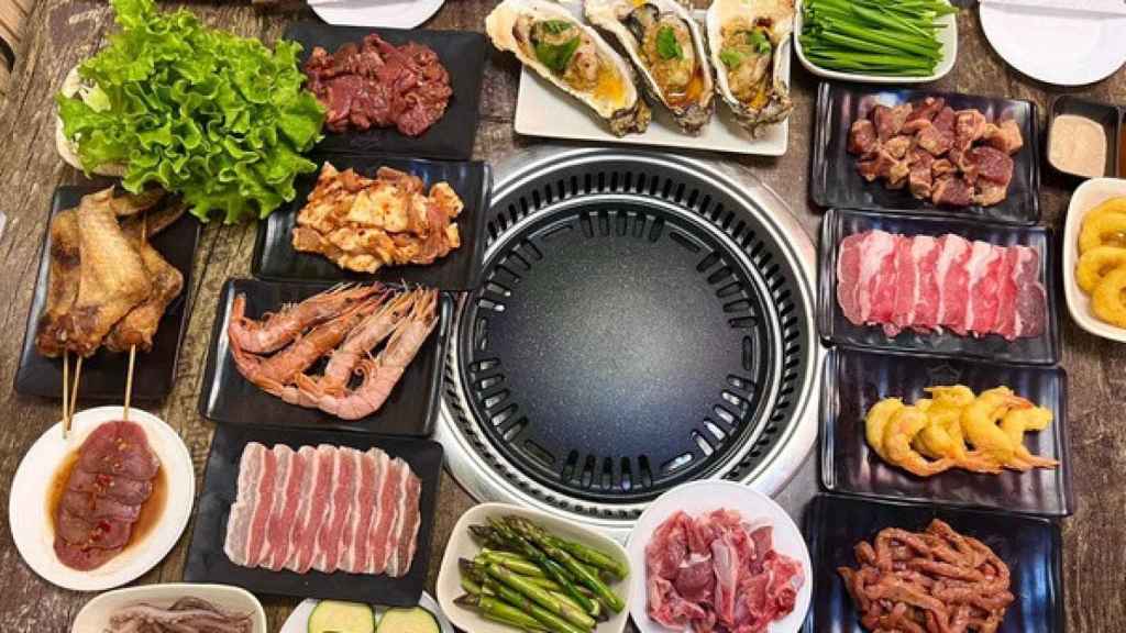 Un buffet coreano con platos variados.