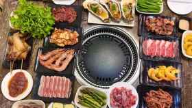 Un buffet coreano con platos variados.