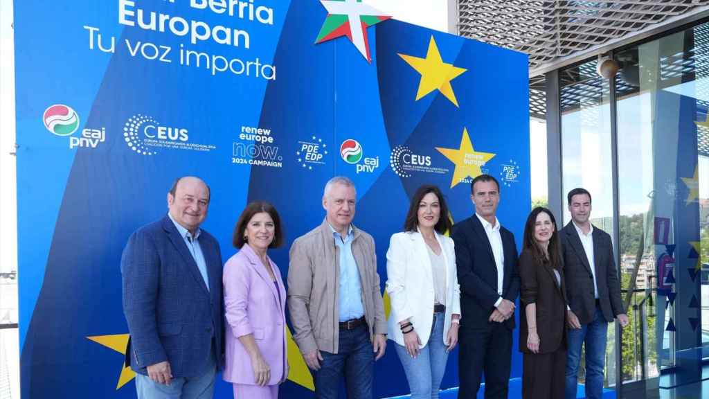 El presidente del PNV, Andoni Ortuzar, la eurodiputada Izaskun Bilbao, el lehendakari en funciones, Iñigo Urkullu, la candidata del PNV a las elecciones europeas, Oihane Agirregoitia, el candidato de Renew Europe a las elecciones europeas, Sandro Gozi, la presidenta del Parlamento Vasco, Bakartxo Tejeria, y el candidato del PNV a lehendakari, Imanol Pradales/EuropaPress