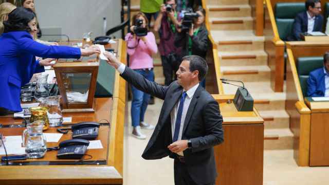 El candidato del PNV a lehendakari, Imanol Pradales, toma posesión de su escaño durante la sesión constitutiva del Parlamento vasco de la XIII legislatura / IÑAKI BERASALUCE
