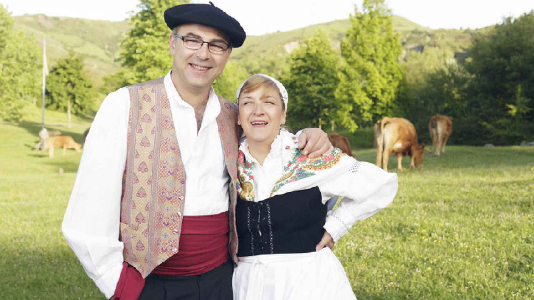 Una pareja con trajes típicos del País Vasco.