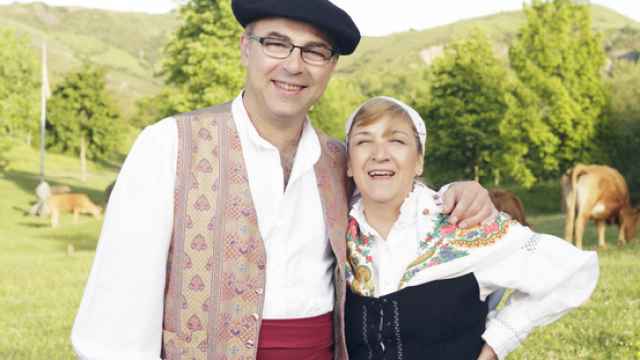 Una pareja con trajes típicos del País Vasco.