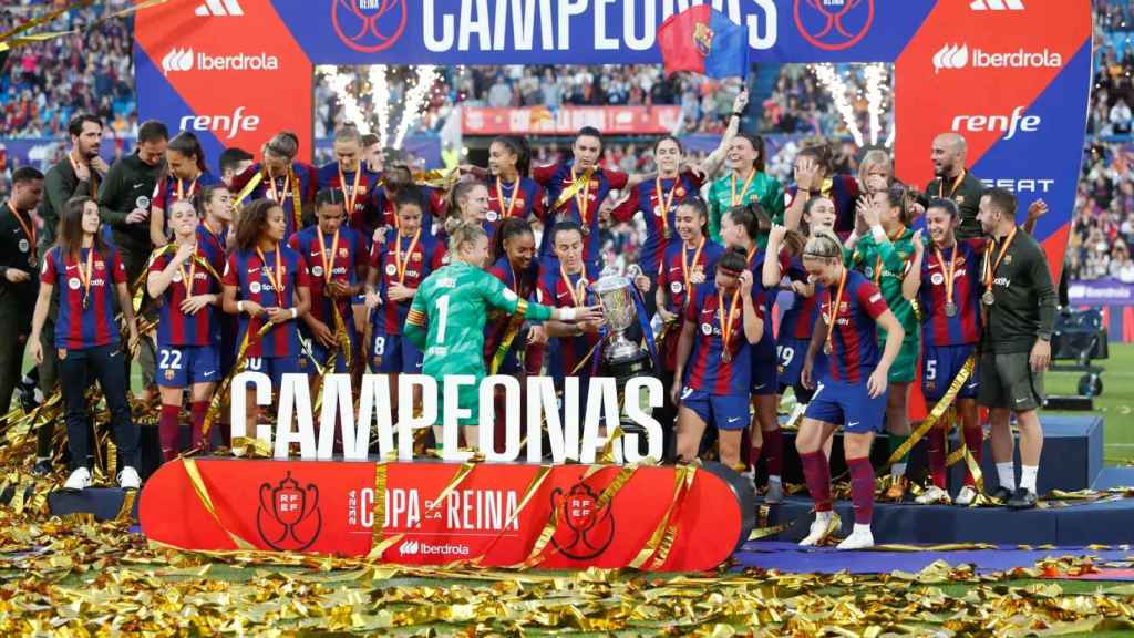 Las jugadoras del Barcelona celebran con el trofeo de campeonas tras imponerse a la Real Sociedad en final de la Copa de la Reina / JAVIER BELVER - EFE