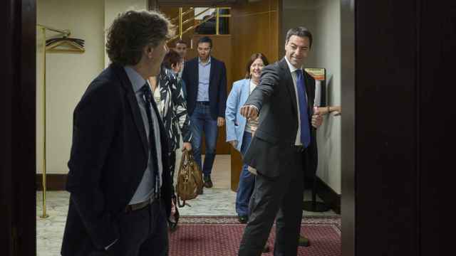 El secretario general del PSEE-EE, Eneko Andueza, y el candidato a lehendakari del PNV, Imanol Pradales, en la antesala del salón del plenos del Parlamento Vasco /