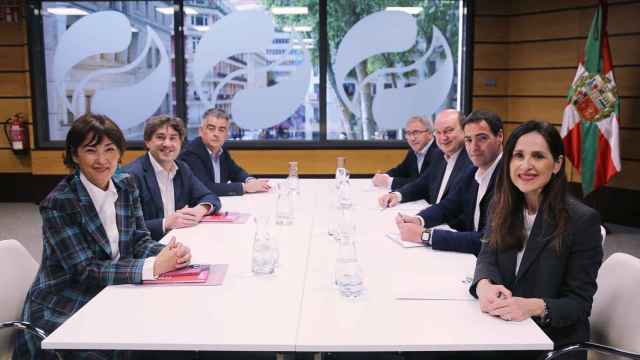 Los representantes del PNV,  Andoni Ortuzar, Imanol Pradales y Bakartxo Tejería durante las negociaciones con el PSE y su secretario general, Eneko Andueza /