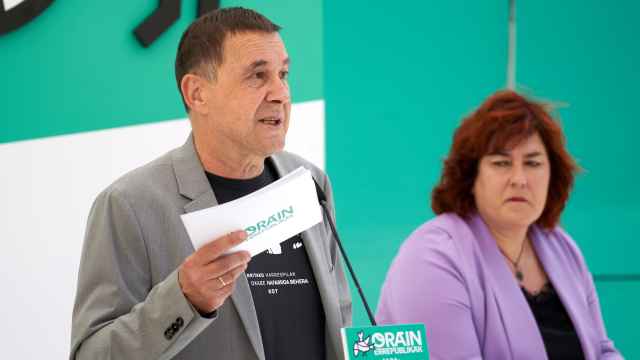 El coordinador general de EH Bildu, Arnaldo Otegi, la vicepresidenta del Parlamento vasco, Eba Blanco, participan en un acto político de EH Bildu con motivo de las elecciones europeas / L. Rico - EFE