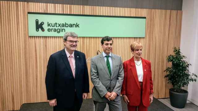 Juan Mari Aburto, Anton Arriola y Arantxa Tapia, en la inauguración de la sede de Kutxabank Eragin en Bilbao.