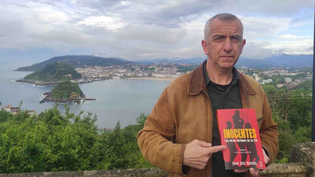 Juan José Mateos posa con su libro 'Inocentes'