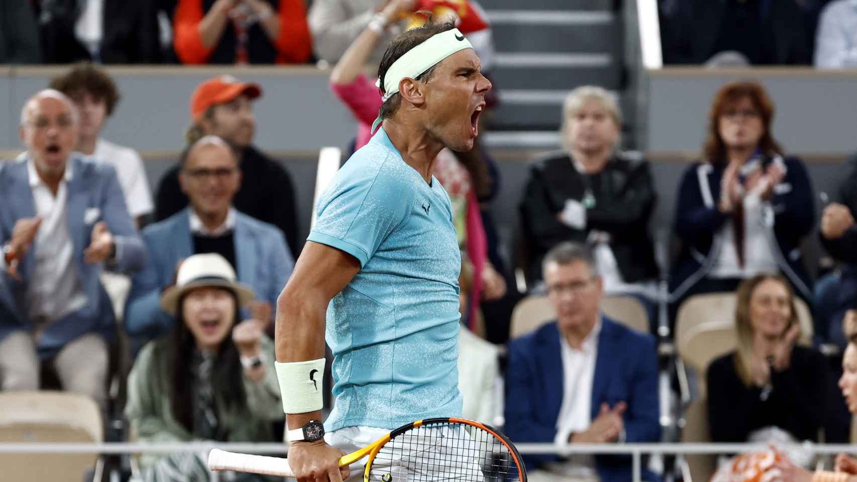 Rafael Nadal en acción durante su primera ronda de singles masculinos contra Alexander Zverev en el Grand Slam del Roland Garros en París EFE/MOHAMMED BADRA