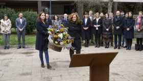 La alcaldesa de Vitoria, Maider Etxebarria, y la presidenta de la Fundación Miguel Ángel Blanco, Cristina Cuesta, durante la inauguración de la placa / EFE