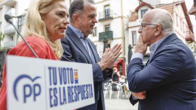 Los candidatos del Partido Popular a las elecciones europeas Javier Zarzalejos (d) y Carlos Iturgaiz (c) han participado este miércoles en Getxo (Bizkaia)