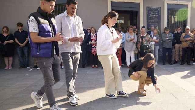 Concentración silenciosa por la muerte de un joven apuñalado / ION ALCOBA - EP