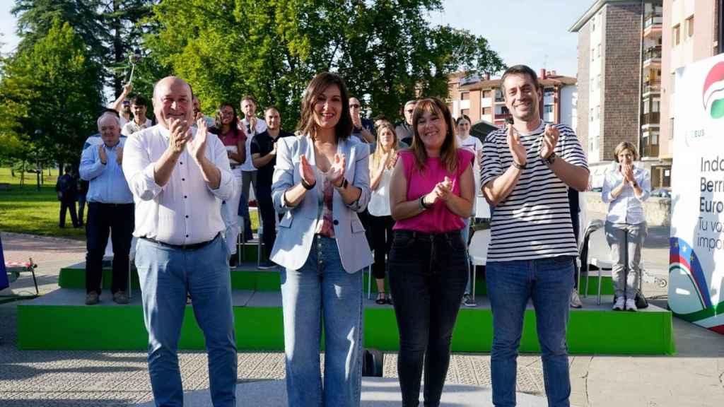 La candidata del PNV a las elecciones europeas, Ohiane Agirregoitia y del presidente del partido, Andoni Ortuzar,  durante un acto de campaña en Amurrio (Álava) / EAJ-PNV